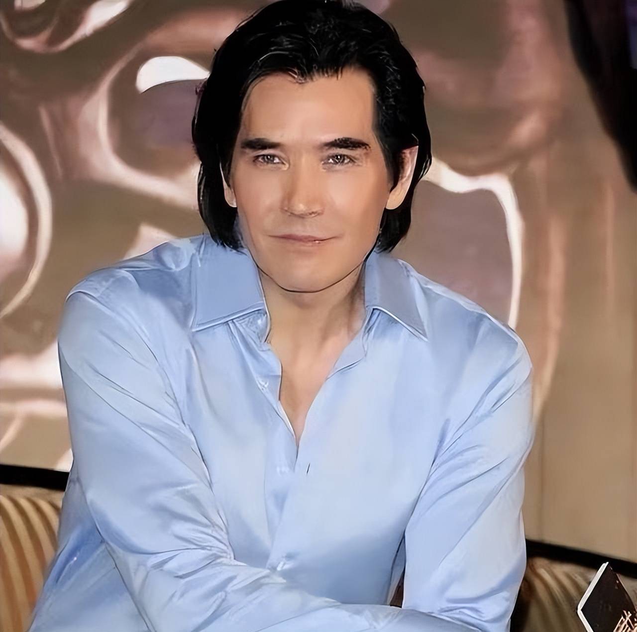 眼睛,高鼻梁,像是从好莱坞走出来的明星;母亲毕丽娜则是地道的中国人