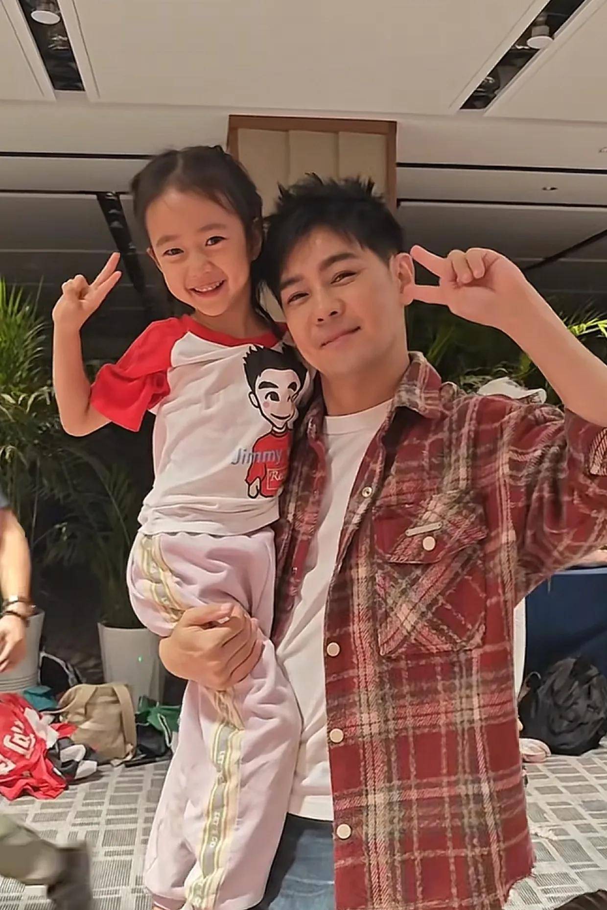 林志颖带全家到马尔代夫度假和穿抹胸裙女粉丝合影暴露真实人品