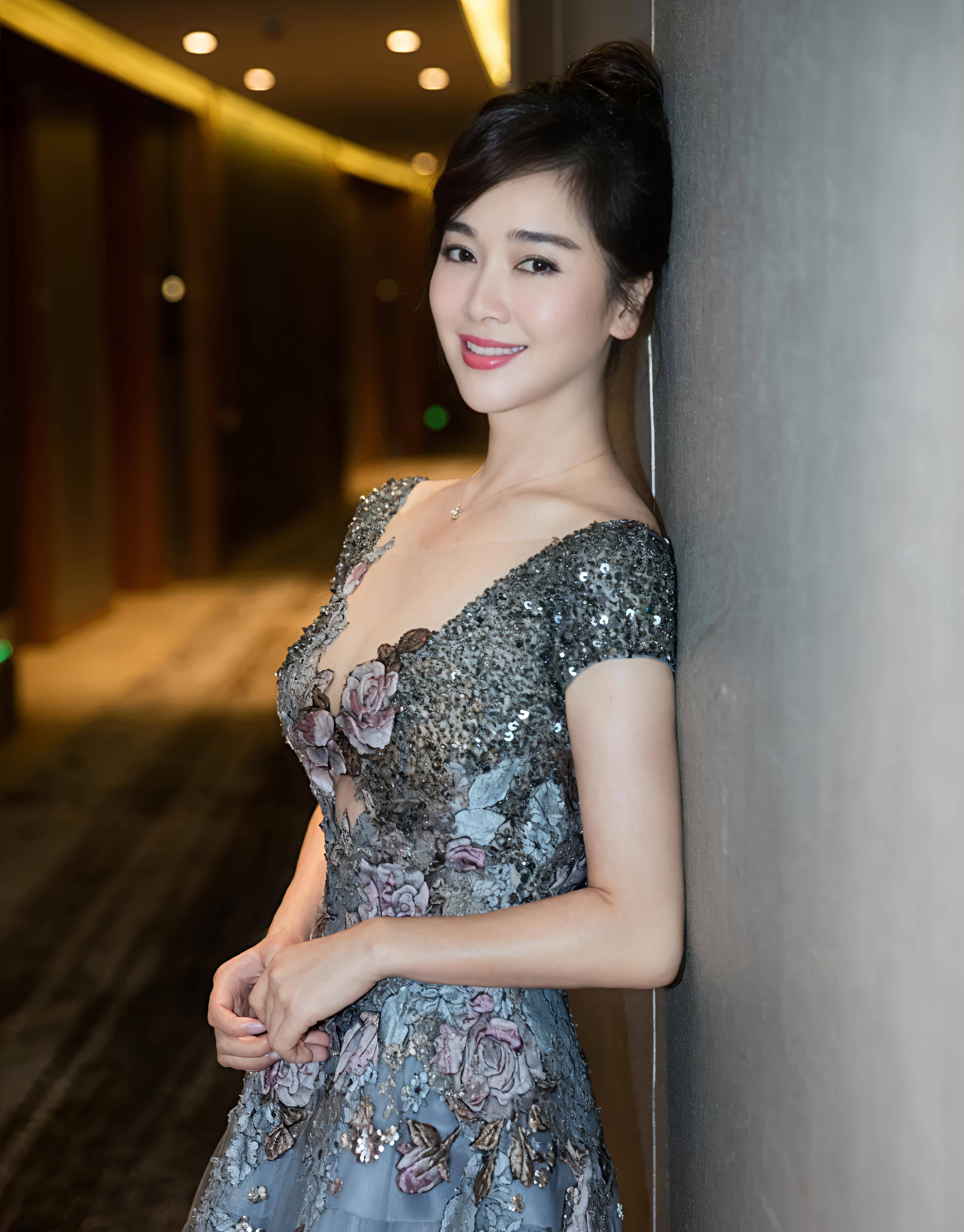 左小青被骂"不会演戏",靠绯闻出圈,如今48岁活成人生赢家