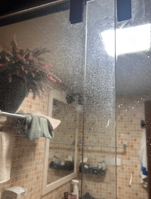 浴室大作战:拯救你的起雾镜子和顽固水垢!