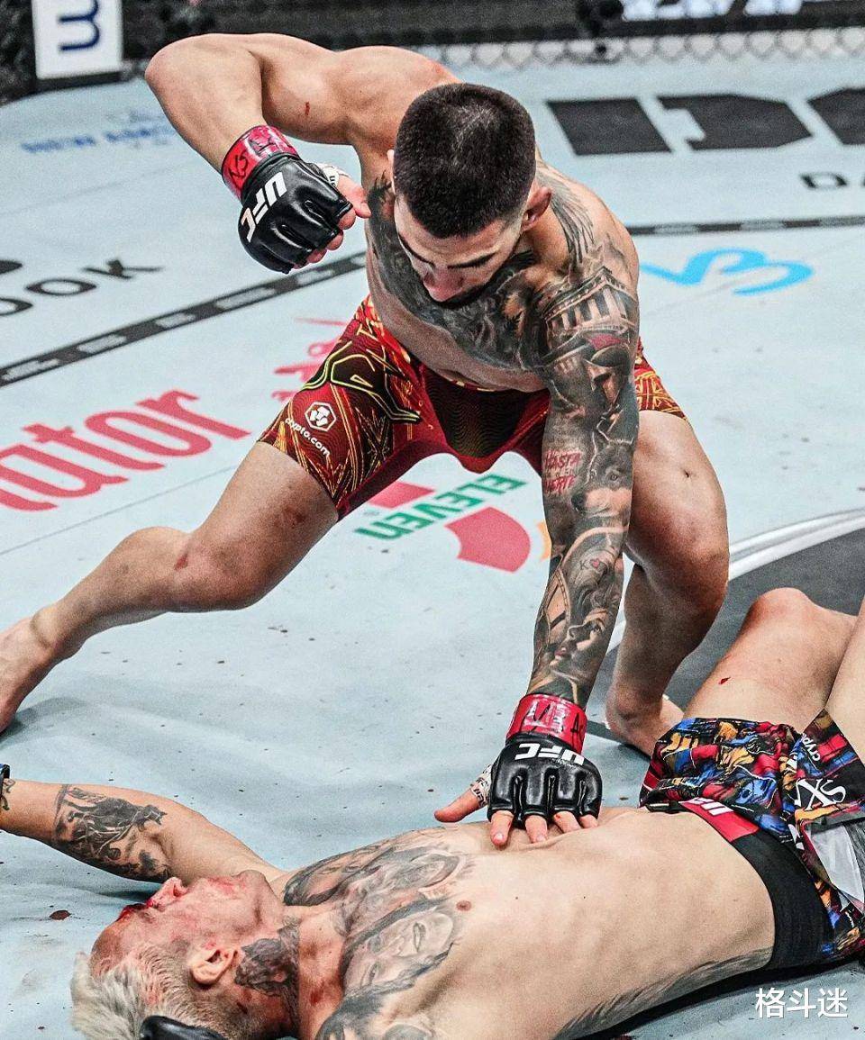 托普利亚一回合KO奥利维拉，UFC双冠王诞生！