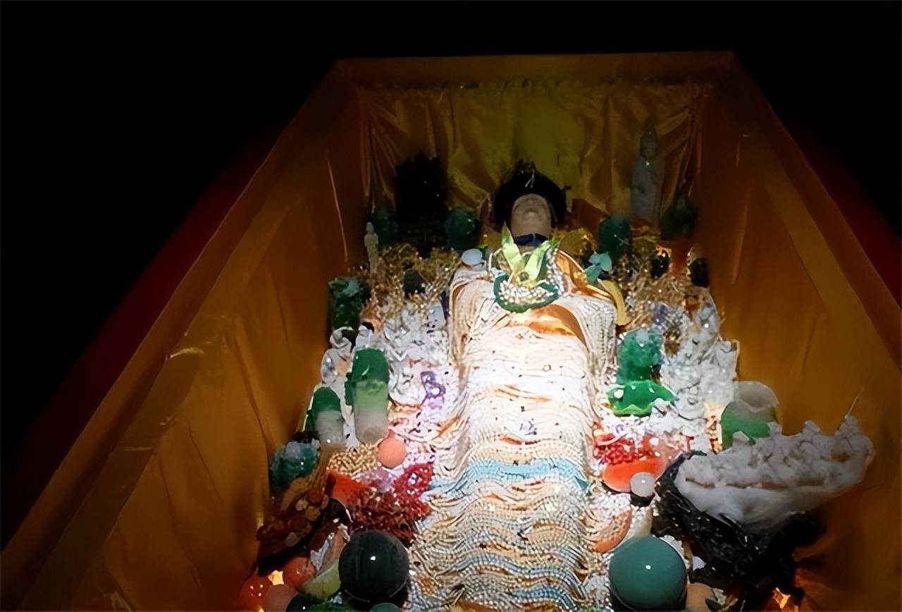 且女尸保存如此完好,暗示其在内蒙古不幸去世