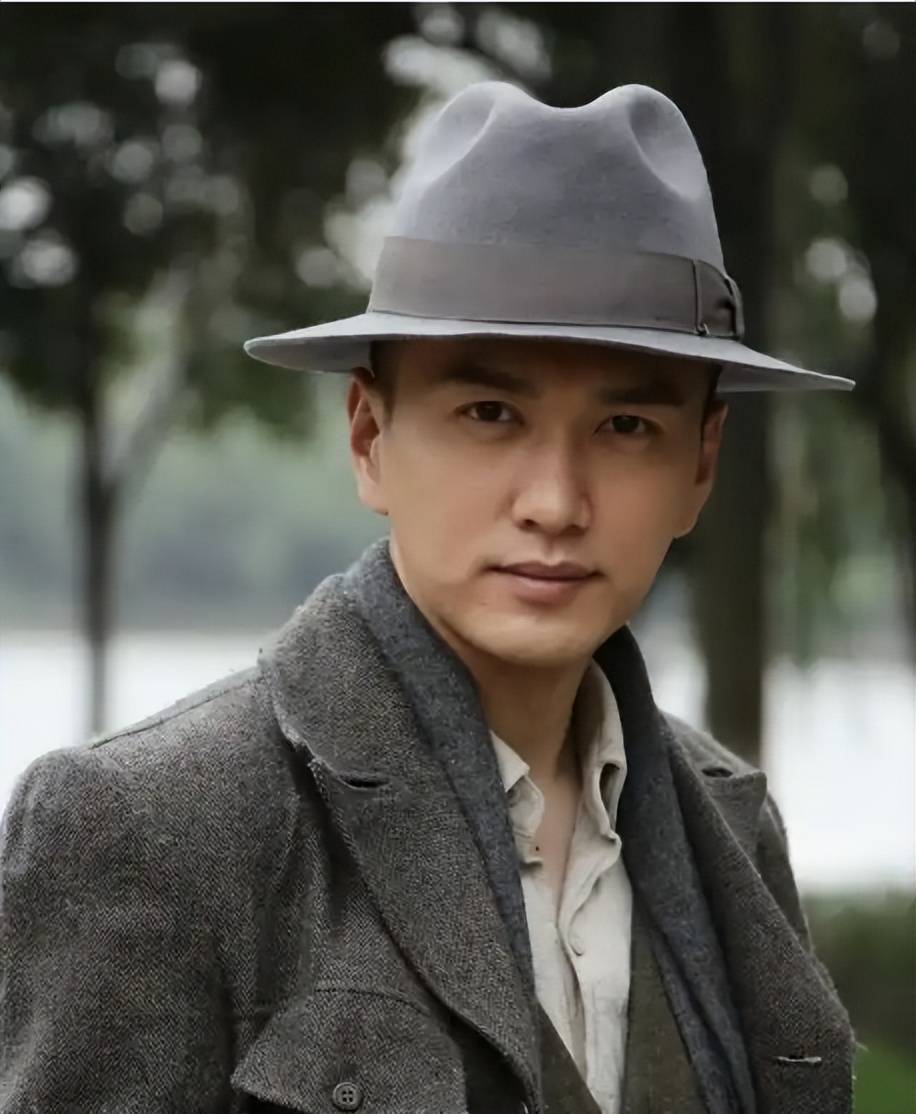 原创王仁君主持首秀就是2025年央视七一晚会表现一点都不输任鲁豫