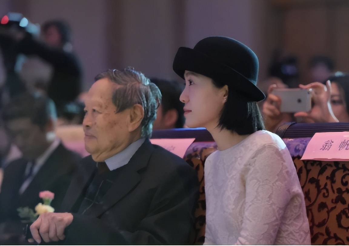 杨振宁的年薪有多高？翁帆不小心说漏嘴，大方承认对杨老有所图？