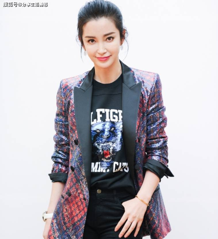 李冰冰开始走靓女路线了,紧身牛仔裤搭配搭配紫色西服分外青春!