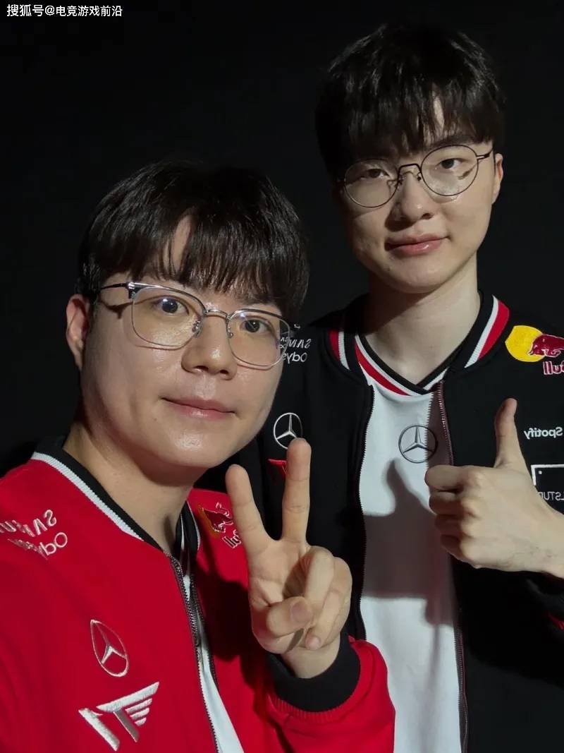 電競(jìng)豪門(mén)兄弟情！T1無(wú)畏契約選手與LOL天團(tuán)合體營(yíng)業(yè) 