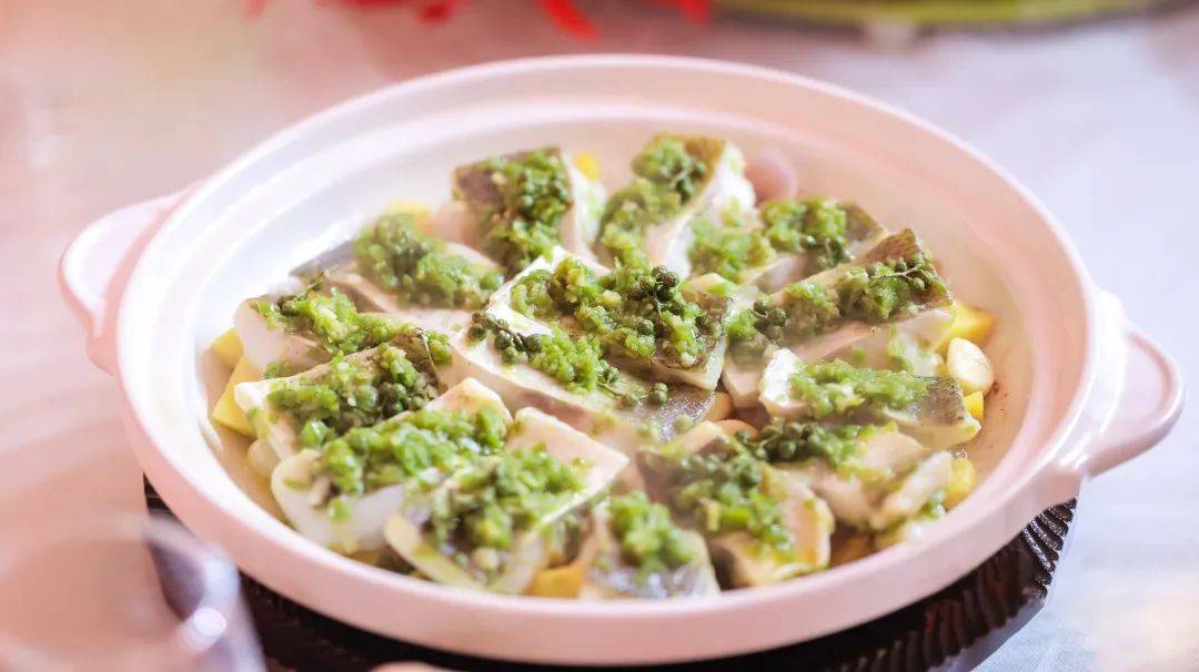 当地菜肴在整个餐厅滑倒，在哪里打破圆圈的密