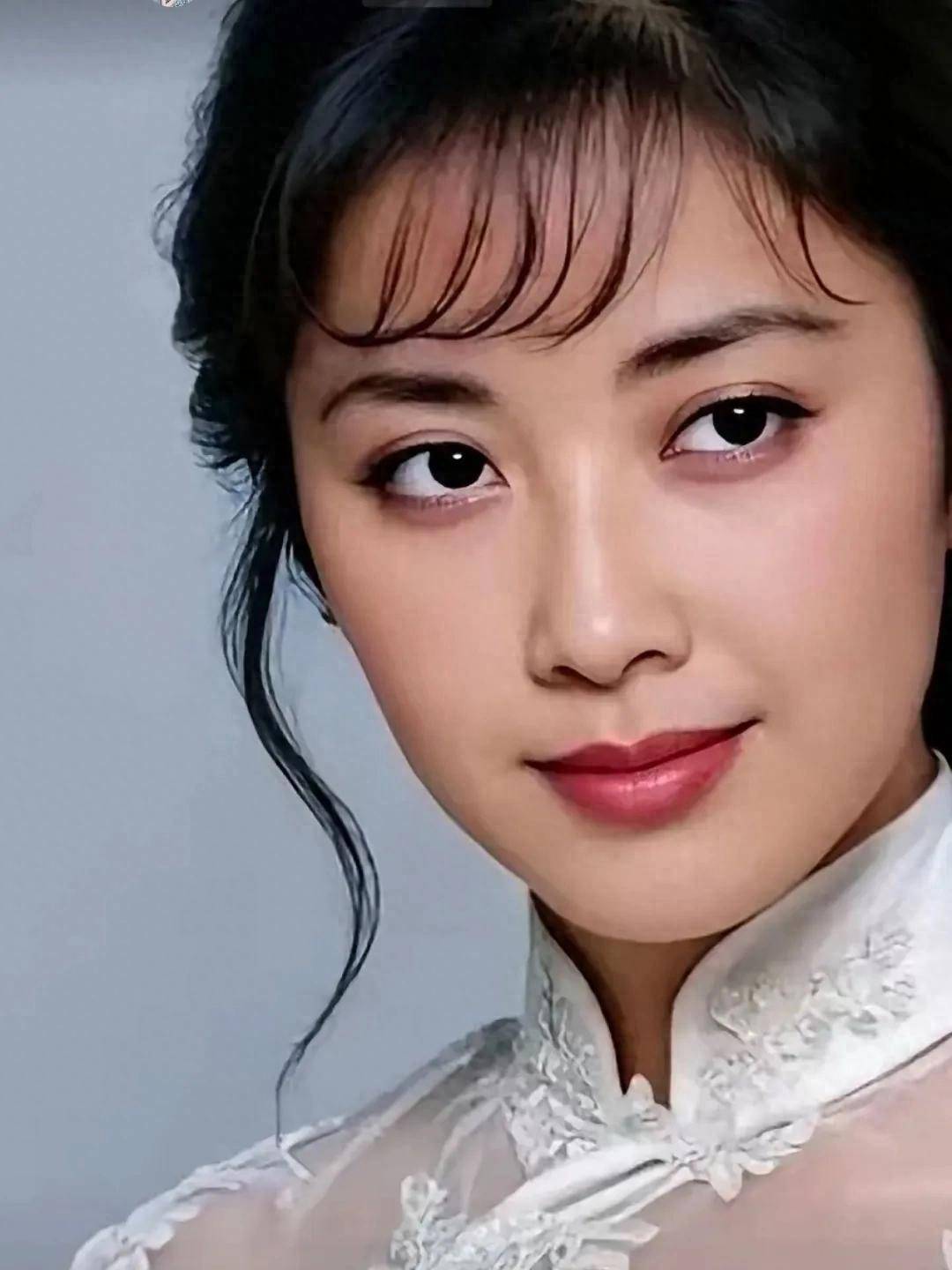 她有一张圆润的鹅蛋脸线条柔和流畅满满的东方韵味仿佛从古画中走