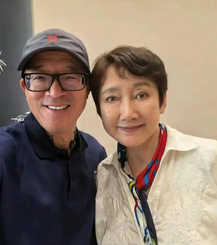 65岁成方圆近况曝光,老了很多,两婚两离没子女,被爱伤透至今单身_