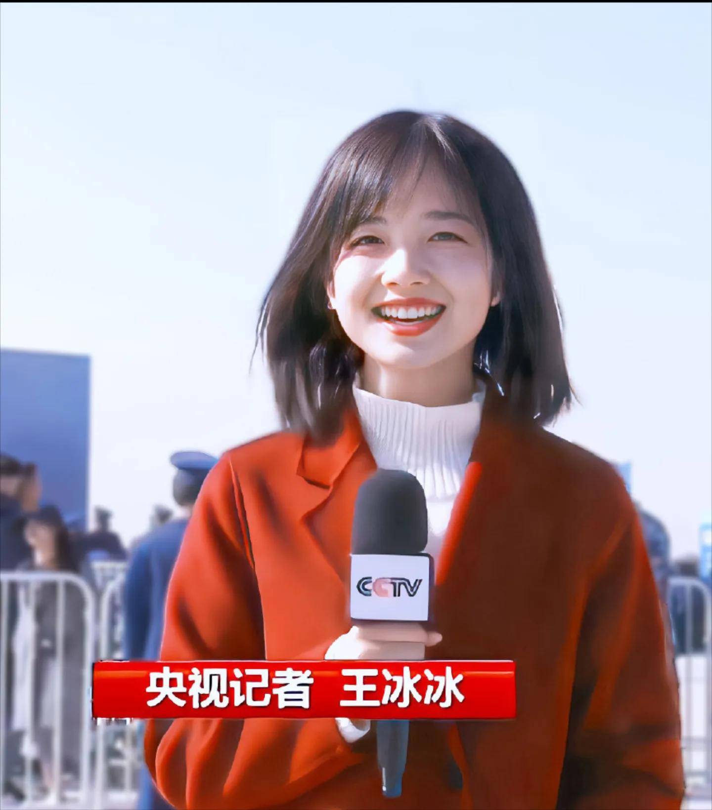 35岁王冰冰在北京吃火锅,穿着学院风连衣裙,像泡菜国的清纯高中生