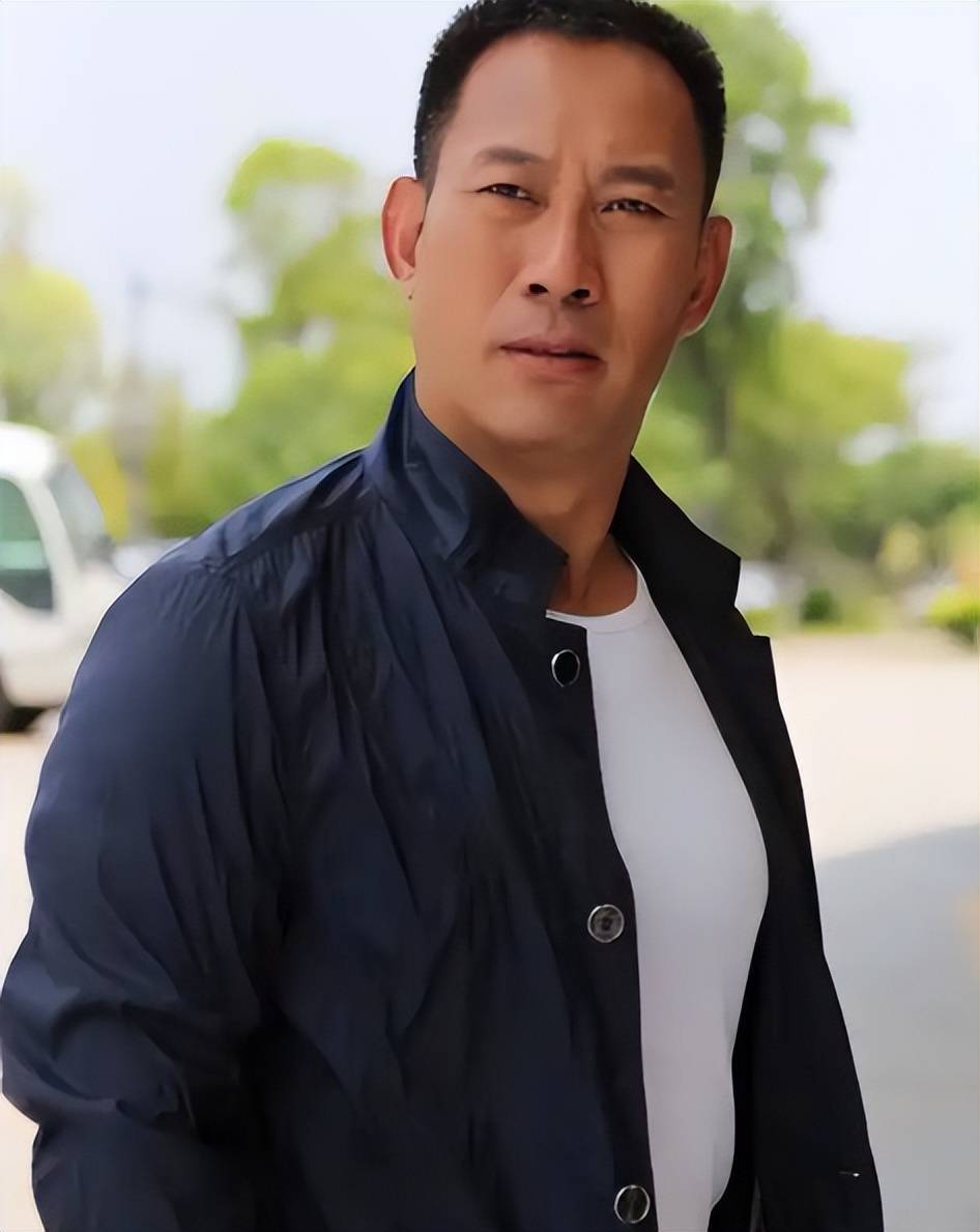 老戏骨吴京安现状:须发皆白很显老,专心演话剧,女儿是金融才女