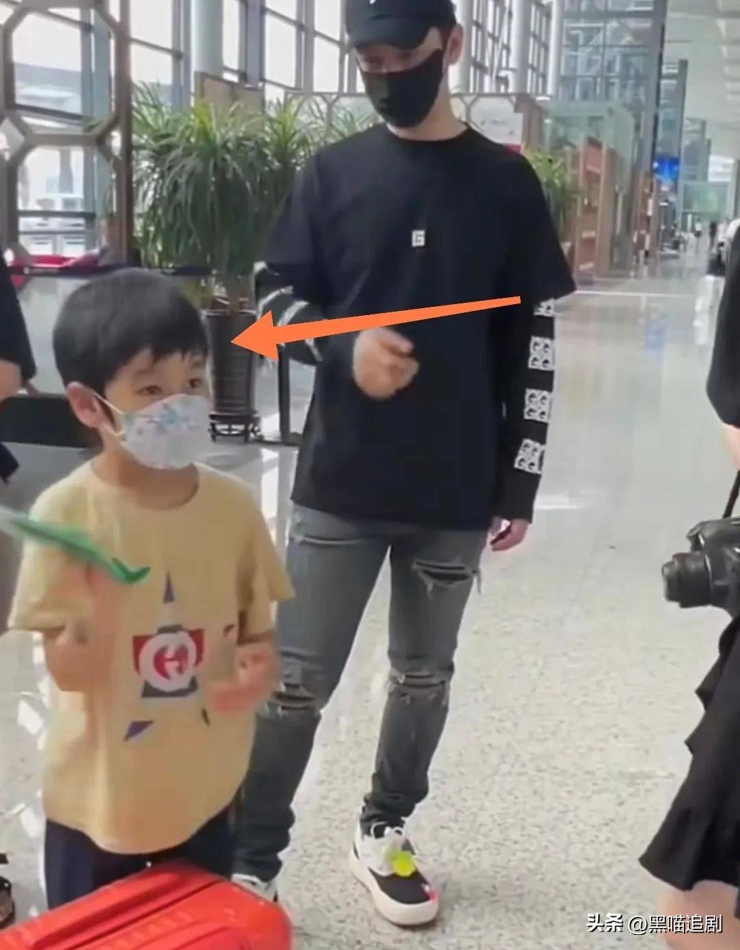 angelababy带儿子出游8岁小海绵墨镜长袖走路姿势像黄晓明