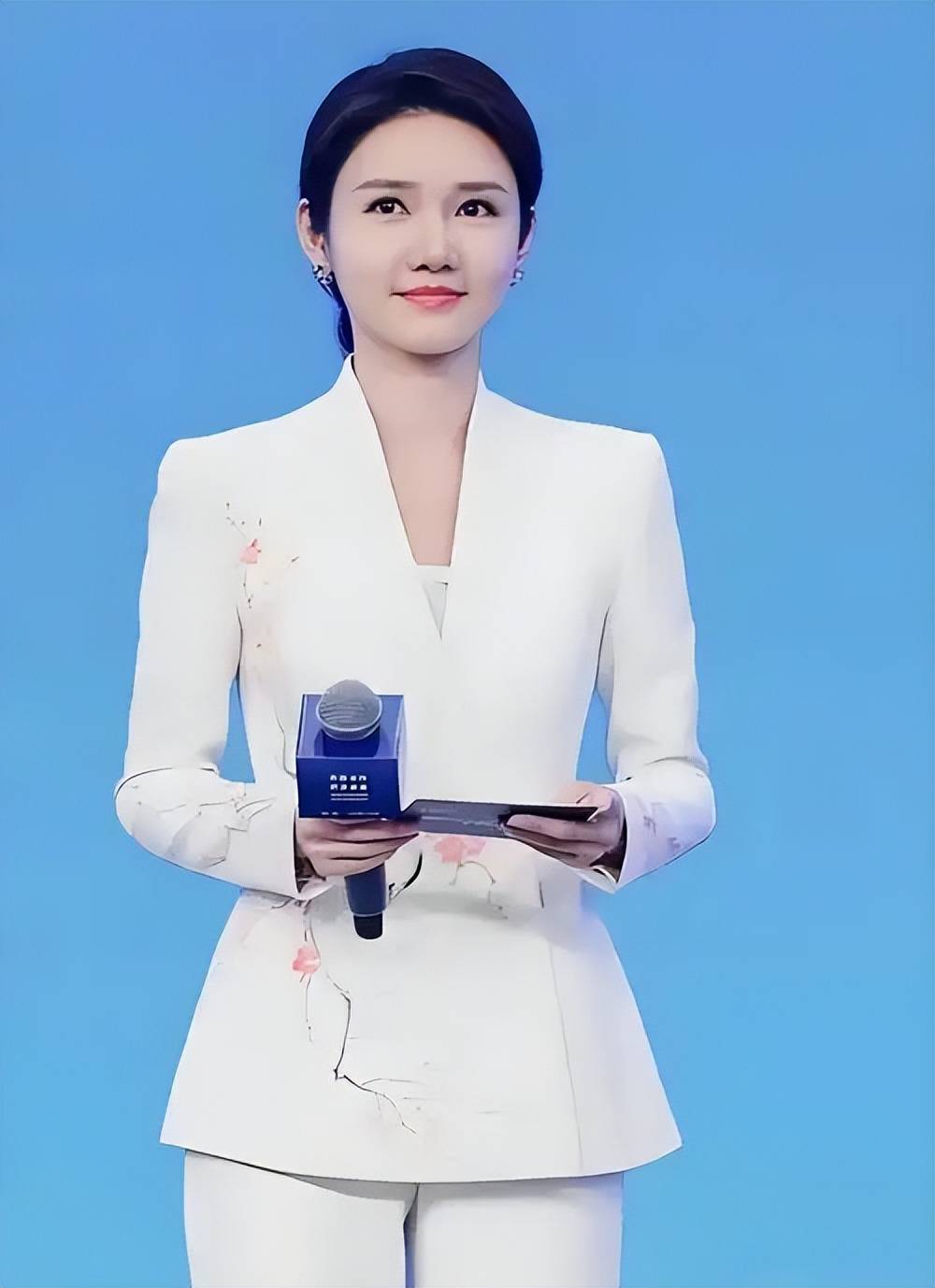 参考资料:1. 主持人龙洋:从《中国诗词大会》走上春晚的央视才女