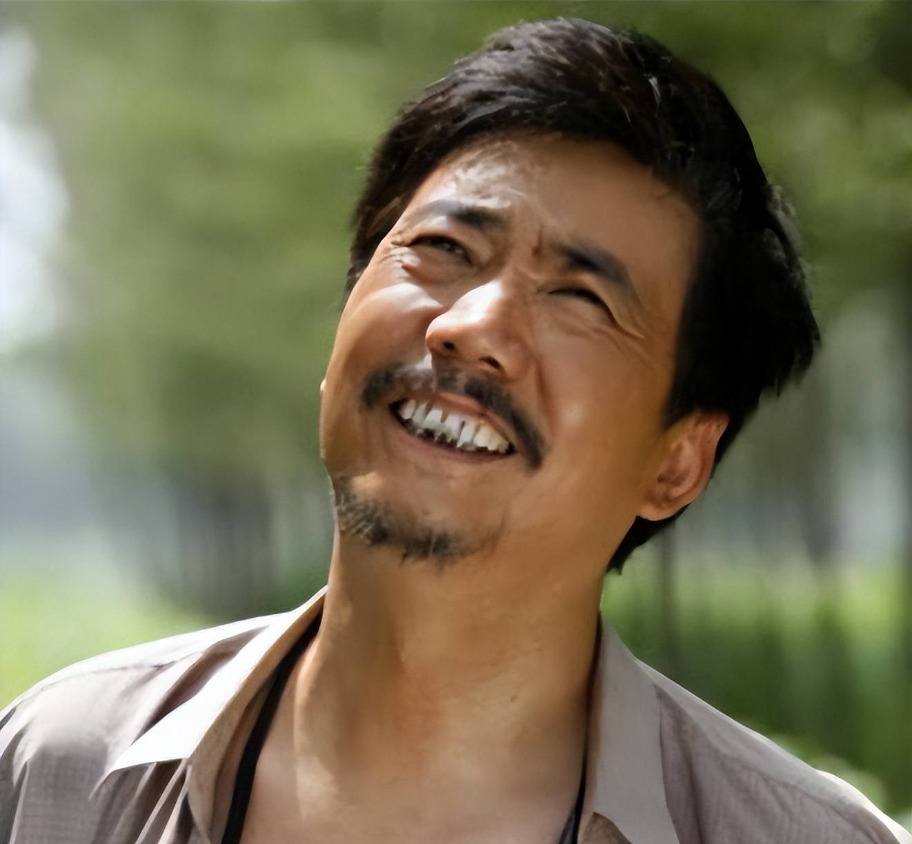 范明:娶大6岁二婚女做老婆,将继子当亲儿子,今继子成国家骄傲