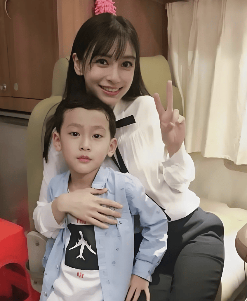 杨颖带儿子出游被偶遇,背心运动装遛娃,8岁小海绵身高直逼168cm的妈妈