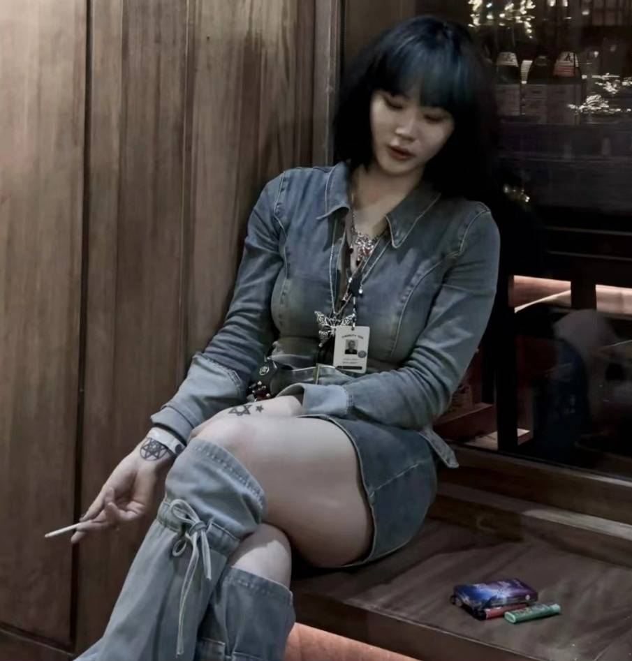 窦靖童妹妹晒抽烟画面引争议,穿搭个性时尚,和姐姐一样喜欢纹身