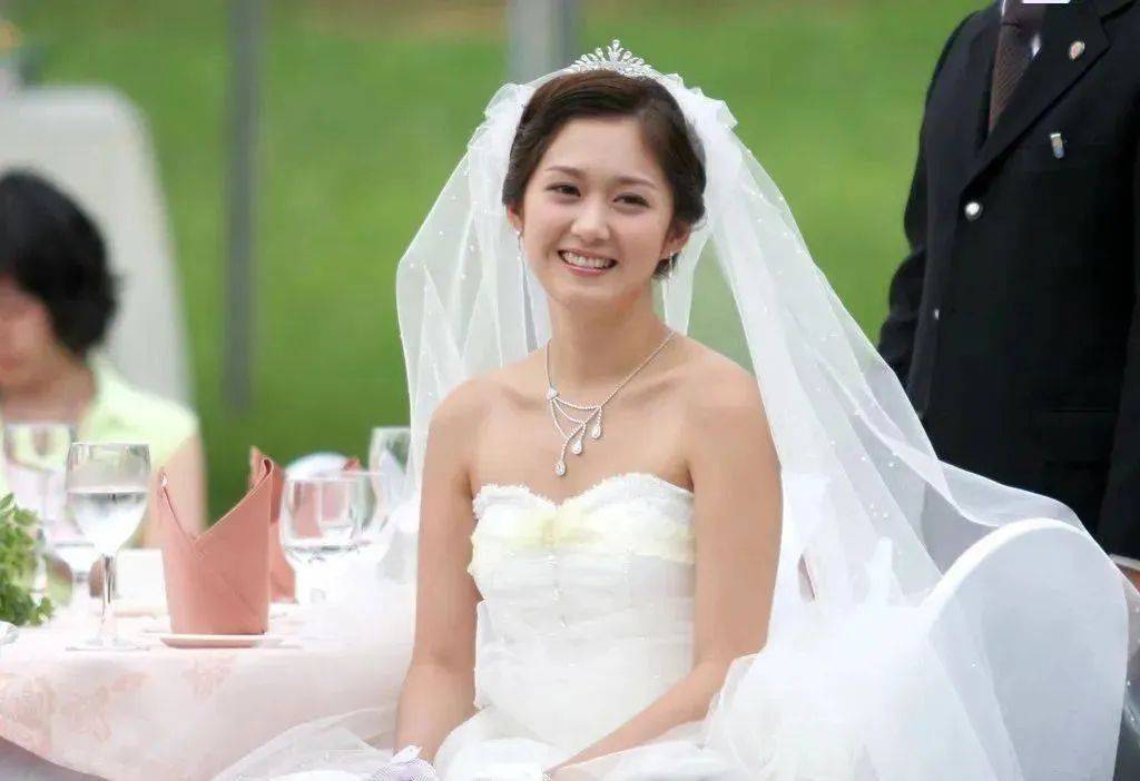 赵丽颖与张娜拉撞脸,44岁"童颜女神"近照曝光!网友:还以为是20岁!