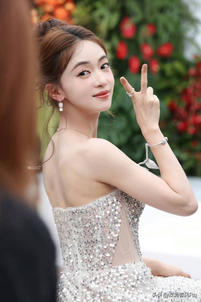 吴谨言亮相佛罗伦萨小镇,亮片抹胸长裙,宛如星空中的璀璨星辰