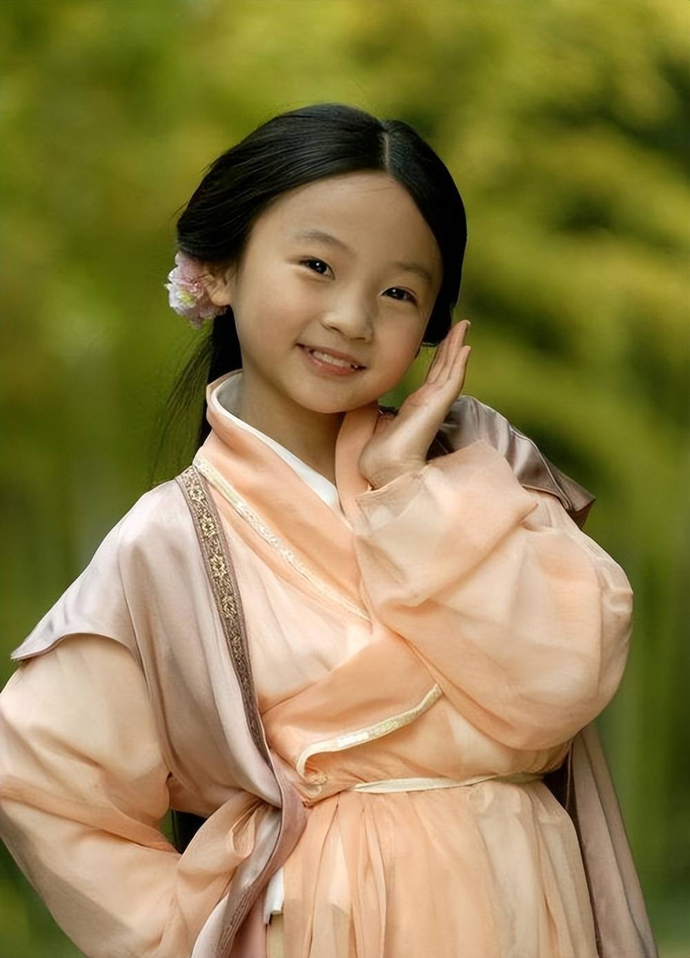 林妙可25岁生日,穿红衣与好友卖萌好漂亮,等比例长大幼态感超