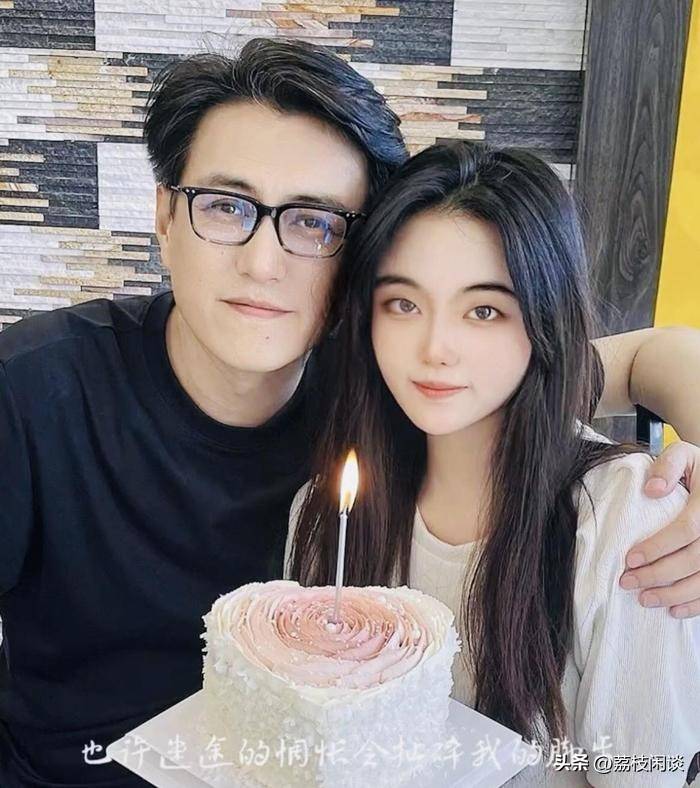 靳东老婆近照曝光,怼脸颜值依旧惊艳,满头银丝透露岁月痕迹