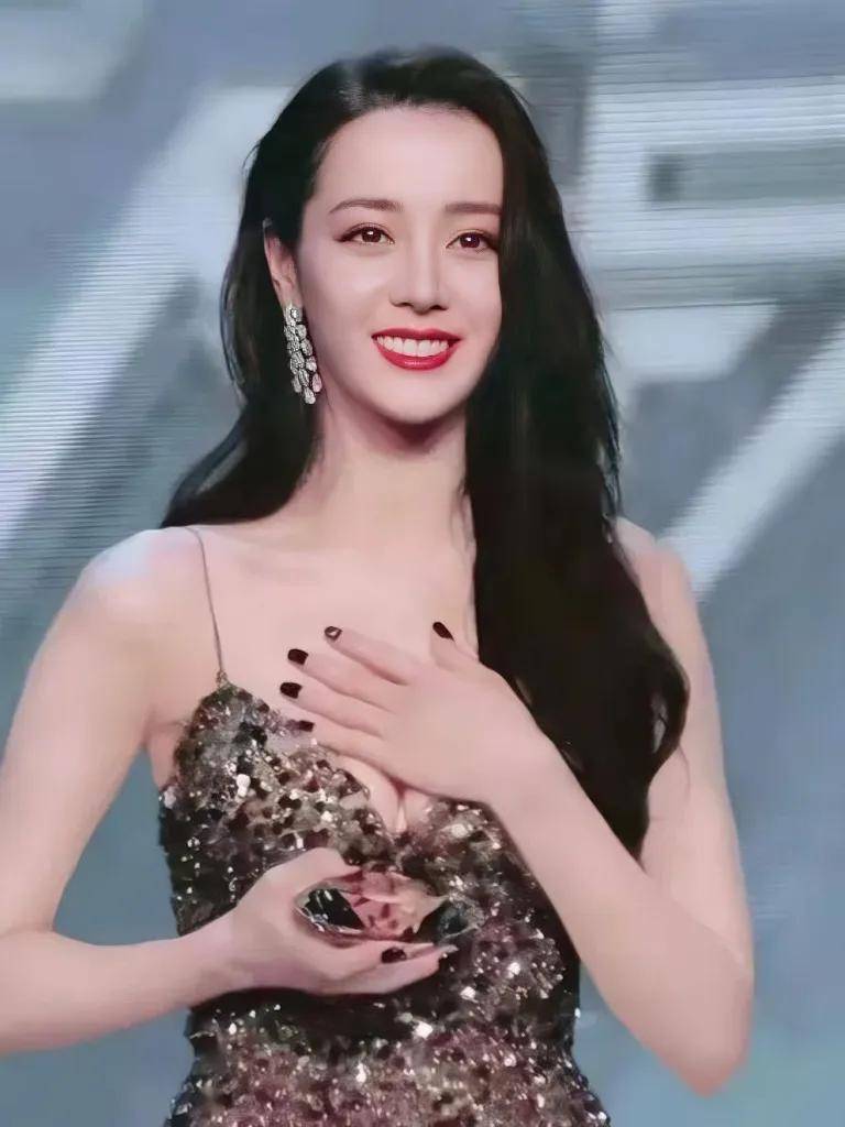 迪丽巴热穿深v服,捂胸口的动作,招来评头论足