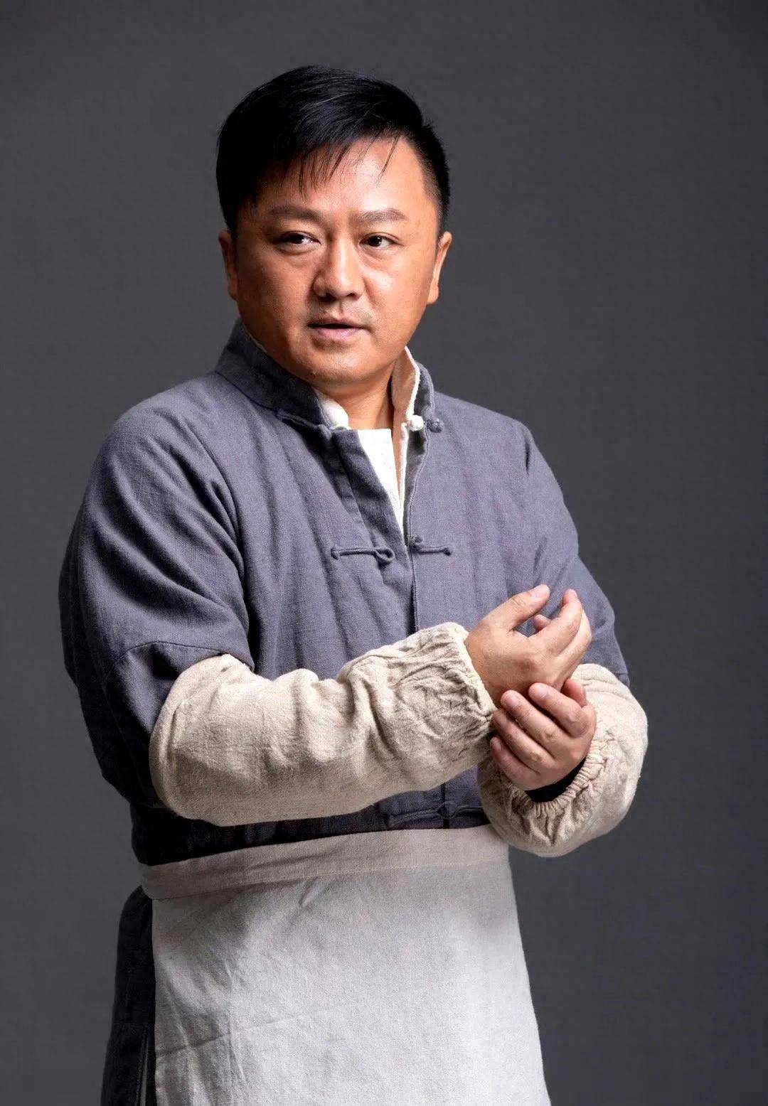 薛亦伦:迎娶小20岁娇妻,喜得双胞胎,幸福溢满家庭