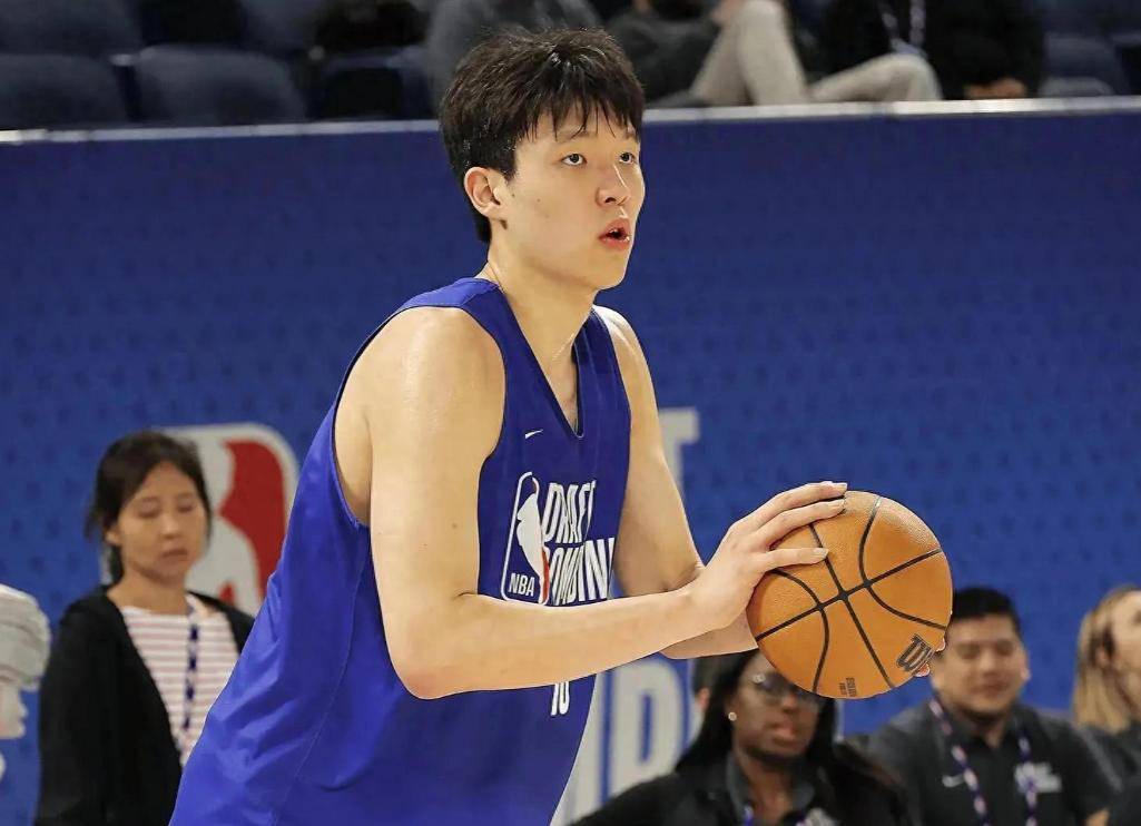 排面拉满！杨瀚森NBA首秀，开拓者11名队友观战，央视今天直播