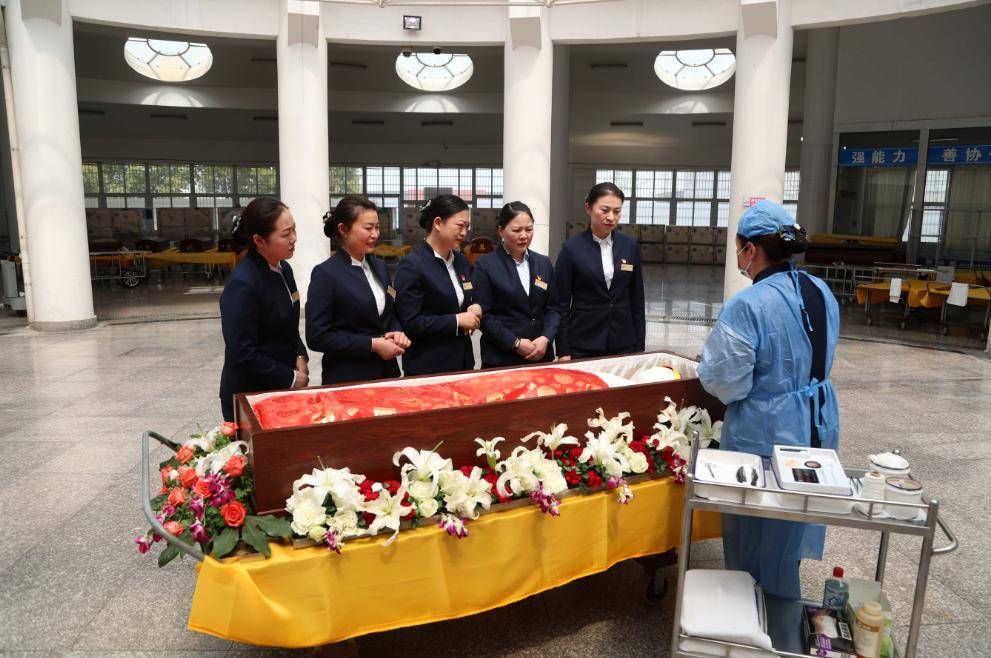 在殡仪馆20年的李晓婷,经常穿梭于冻尸之间,一年5000场告别仪式