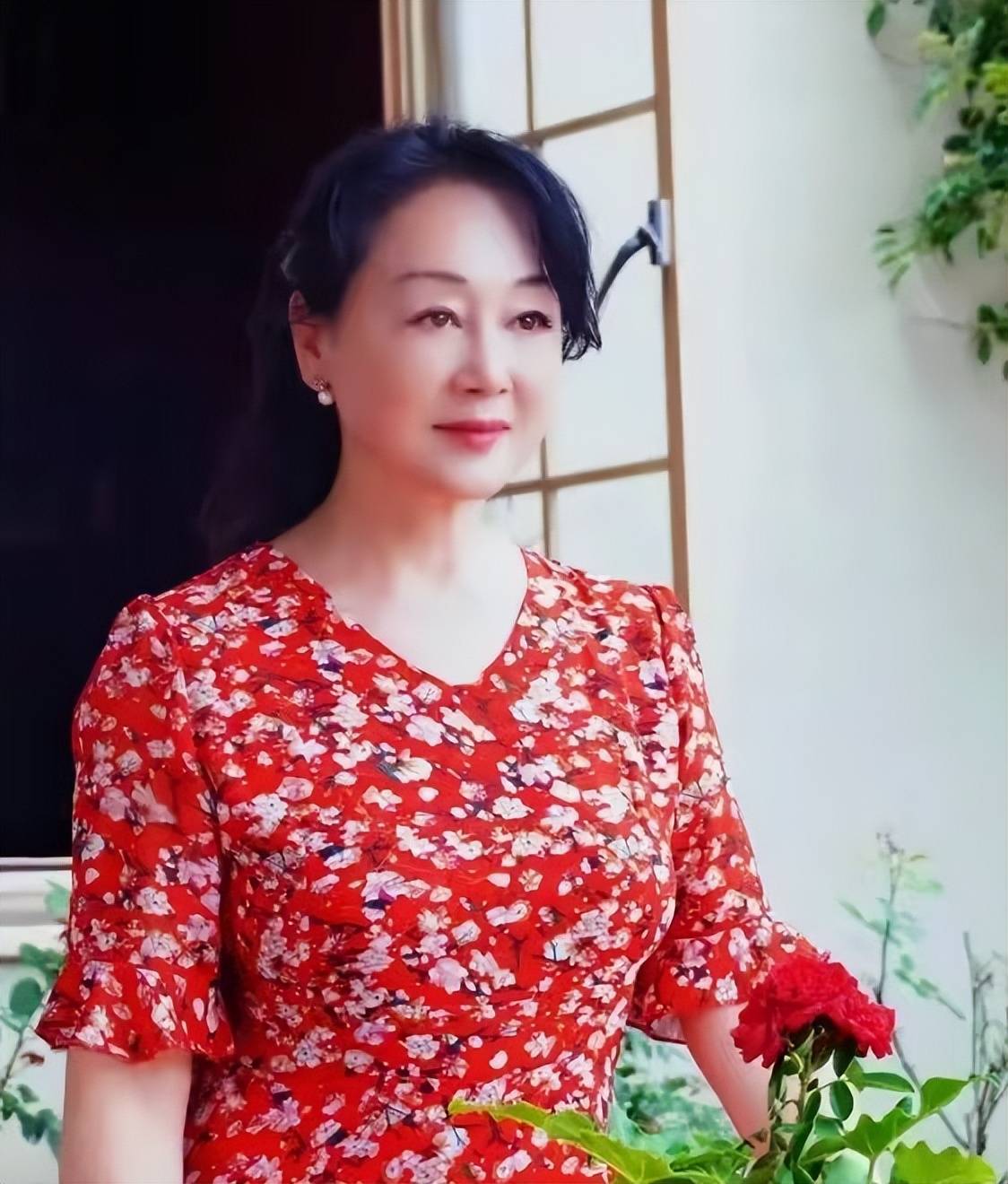 演员王姬:62岁照顾傻儿子,女儿婚事曝光,女婿身份非凡