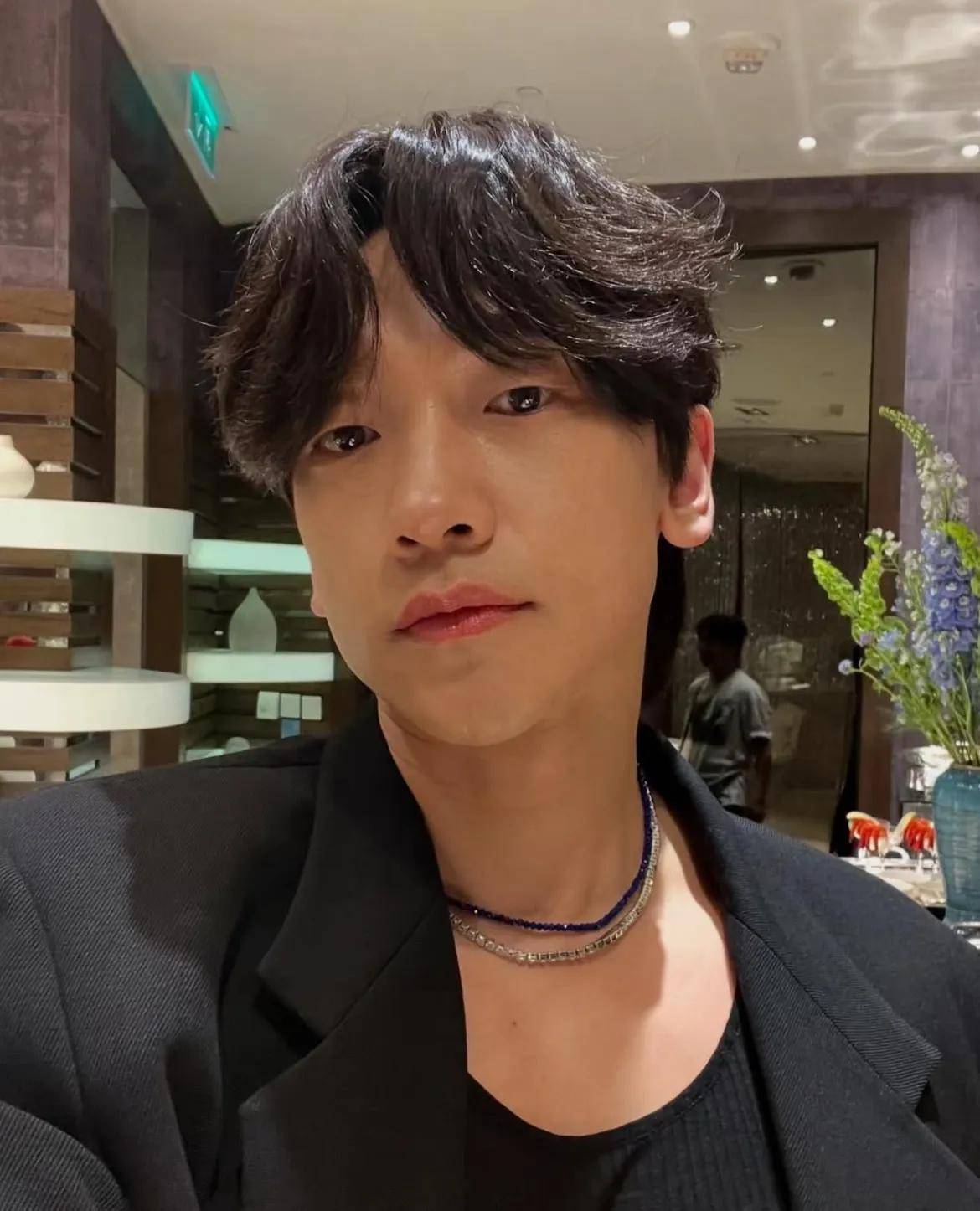 rain郑智薰罕见晒自拍,大鼻头人中长刘海奇怪,笑死在网友评论区