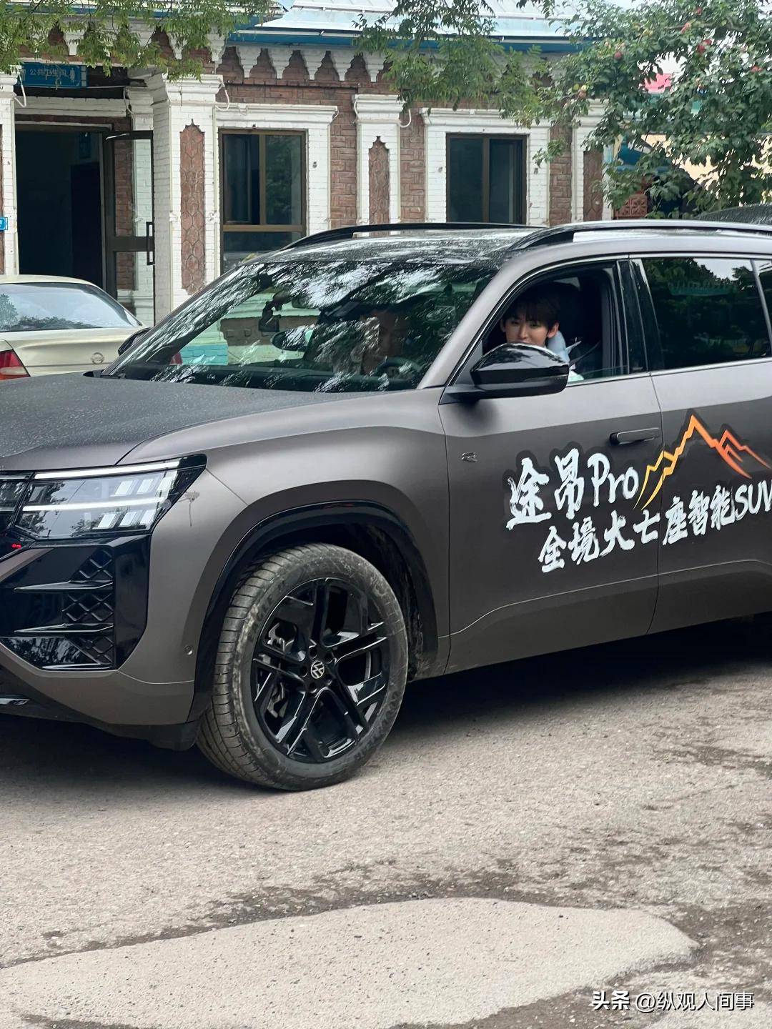 网友在新疆偶遇尼格买提开京n牌照30万豪车遭遇堵车眼神犀利