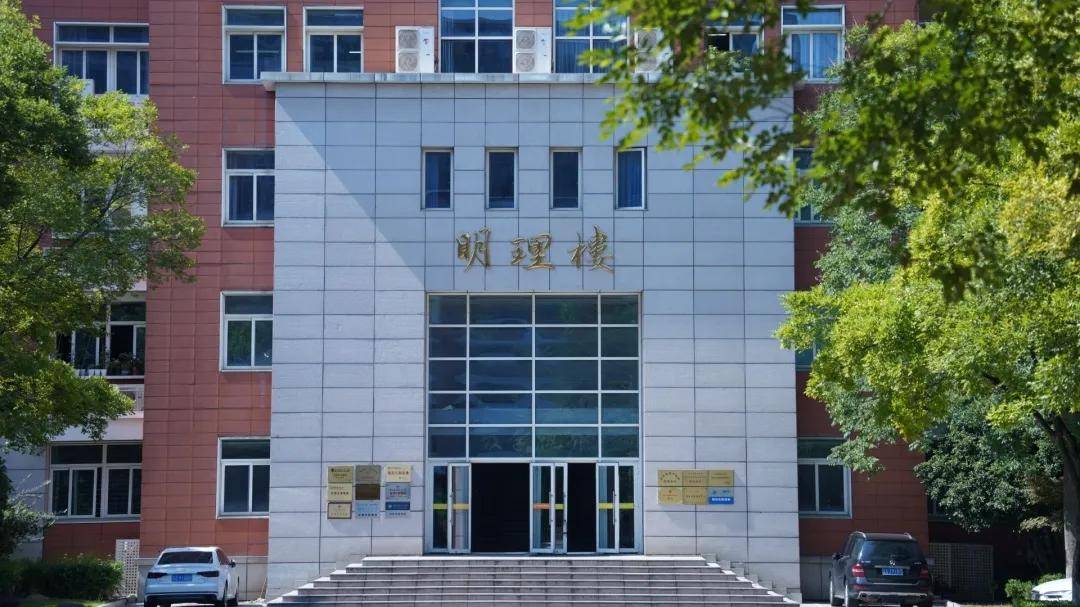 明理楼前南京市建邺高级中学为你呈现