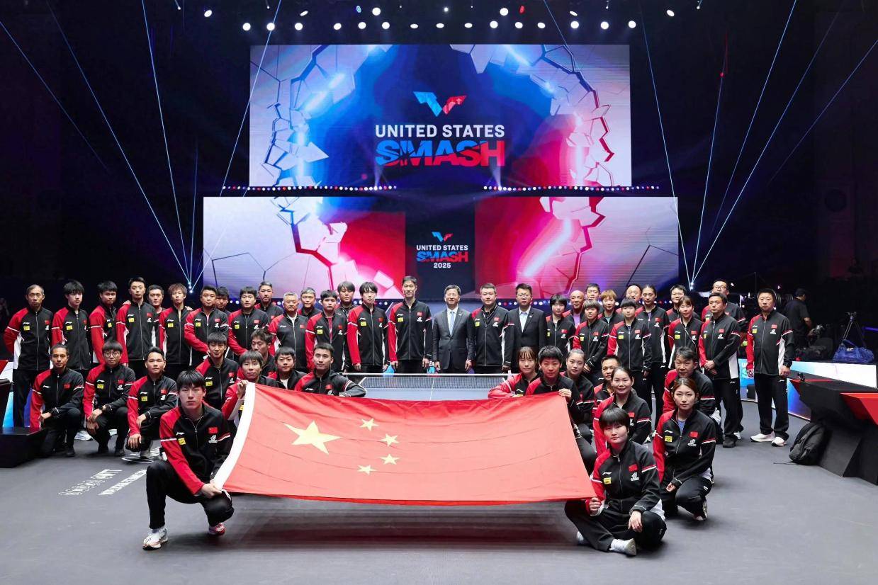 国乒大合照，王励勤C位，王楚钦蒯曼两侧，莎莎曼昱次之 陈熠靠后