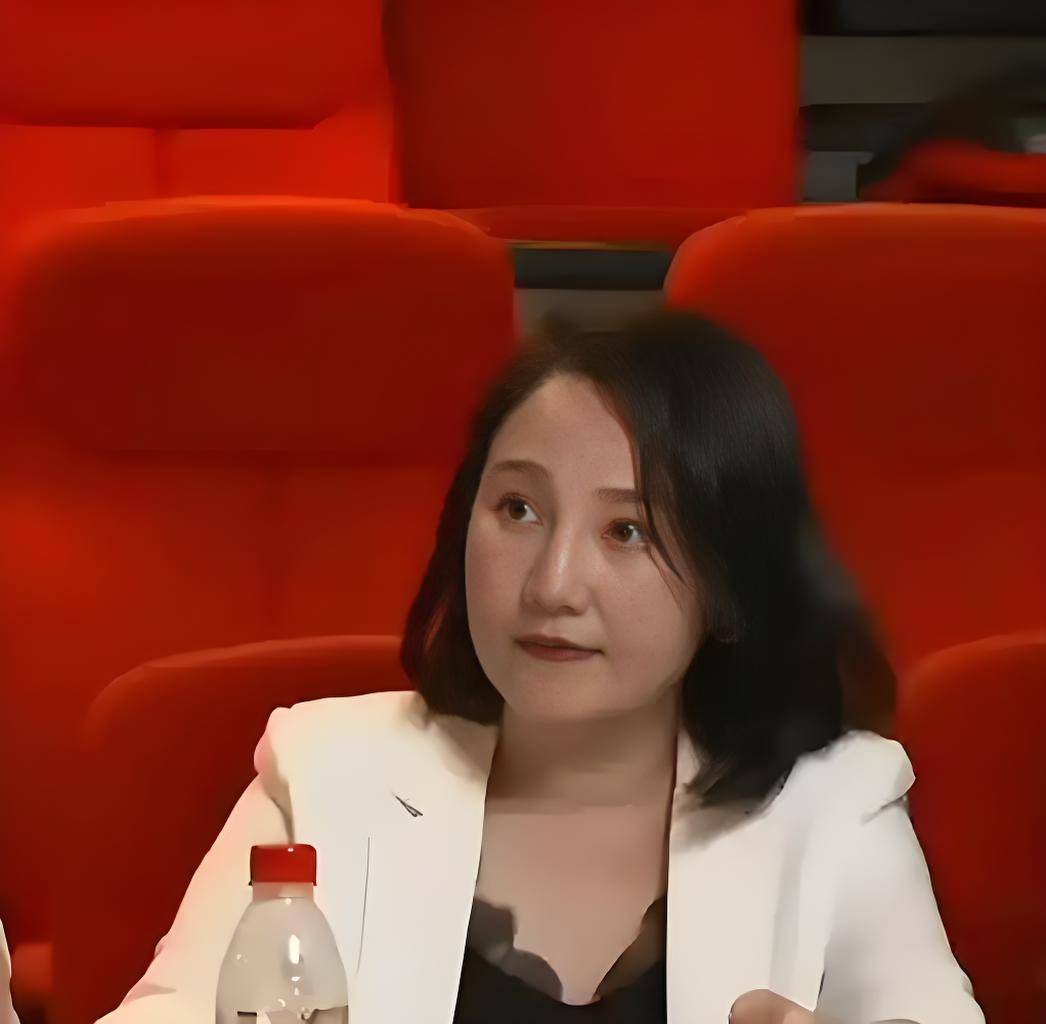 从年轻美到老,婚姻低调,54岁广州美女徐洁26年弃医从艺成台柱