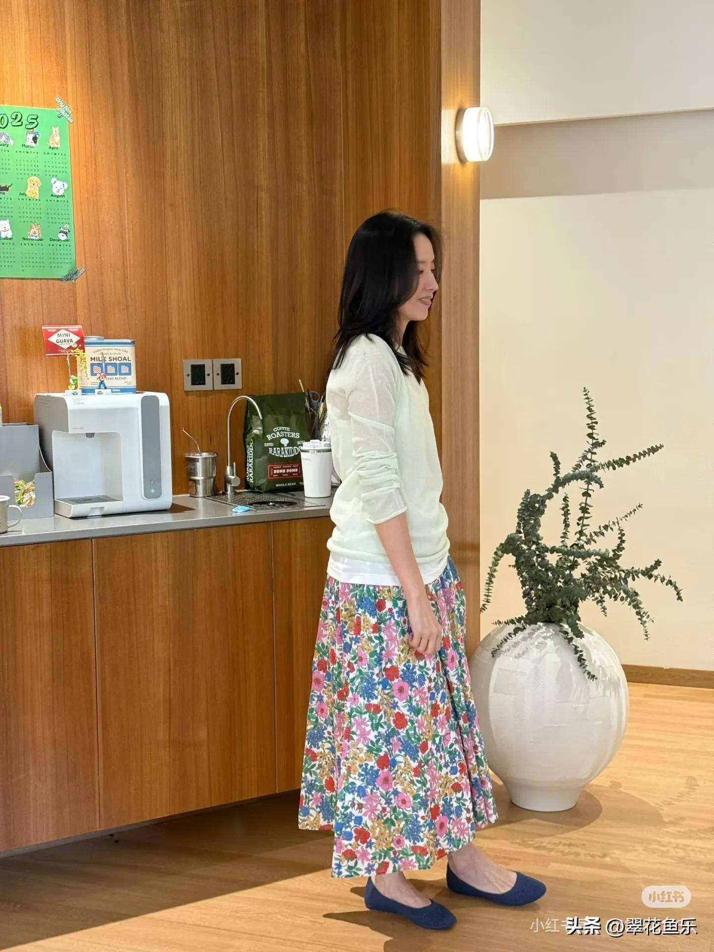 她穿了一件celine的小黑裙上台给胡先煦和王鹤润颁年度推荐演员的奖