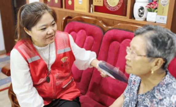 “靠前一步”的贴心人(图2) “靠前一步”的贴心人(图2)