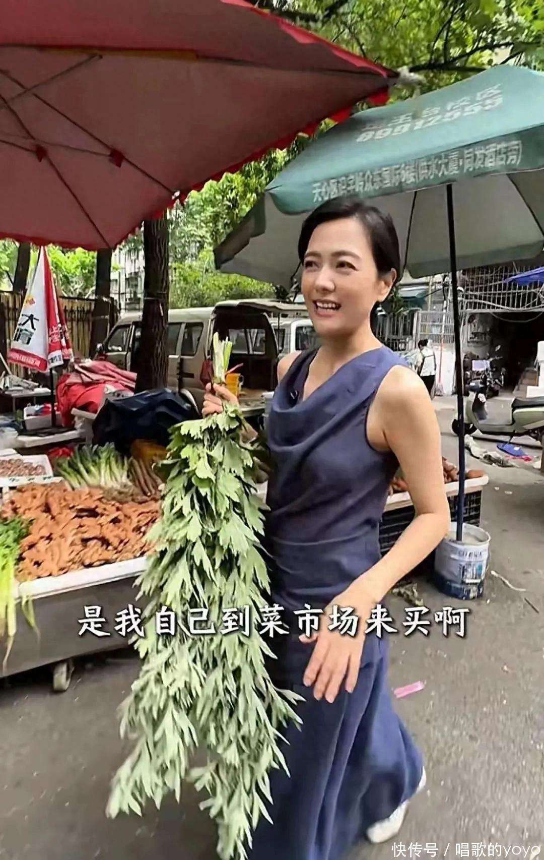 湖南台主持一哥汪涵老婆素颜逛菜市场,买4元一把艾草挂别墅门口