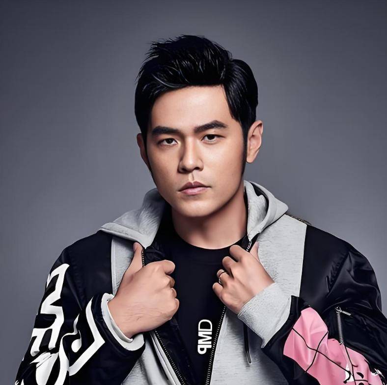 46岁周杰伦街头偶遇,患脊柱炎动作迟缓,状态引人关注