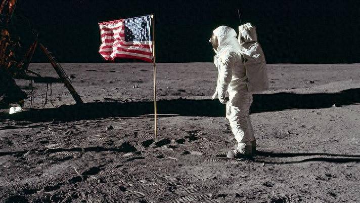 五星红旗依旧鲜艳！月球美国国旗却已成白旗，为什么会这样？
