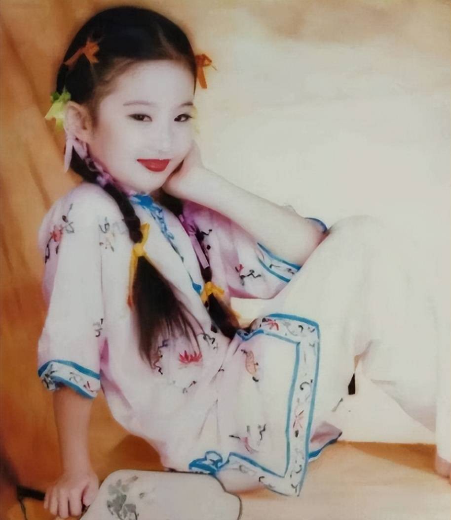 刘亦菲小学旧照被同学曝光,25年前就住大别墅,整没整容一目了!