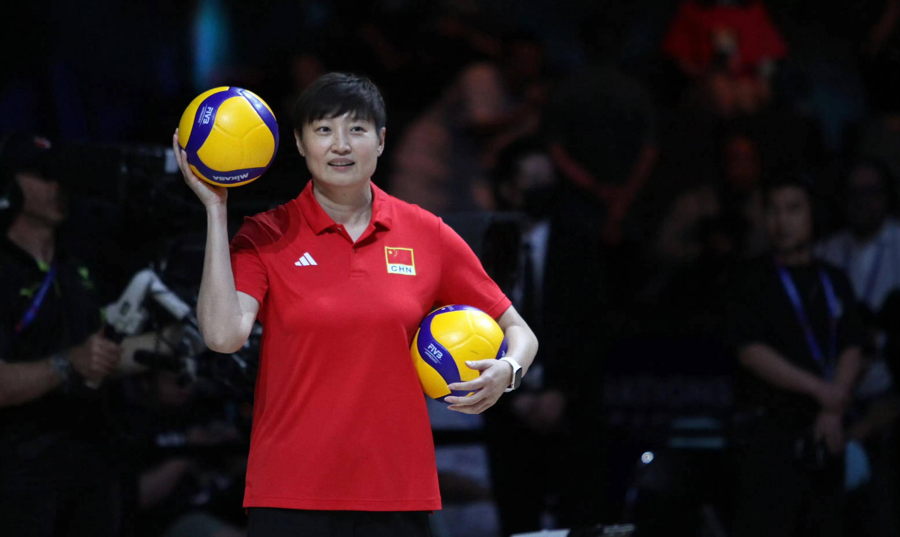 杨昊晒女排伙食,当助教压力大,体重降到历史新低,球队仍在美国