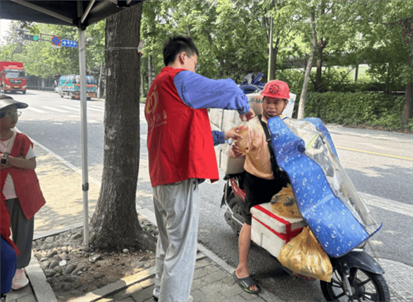 十年坚守!公益茶摊“凉”了高温,“暖”了杭州城(图3) 十年坚守!公益茶摊“凉”了高温,“暖”了杭州城(图3)