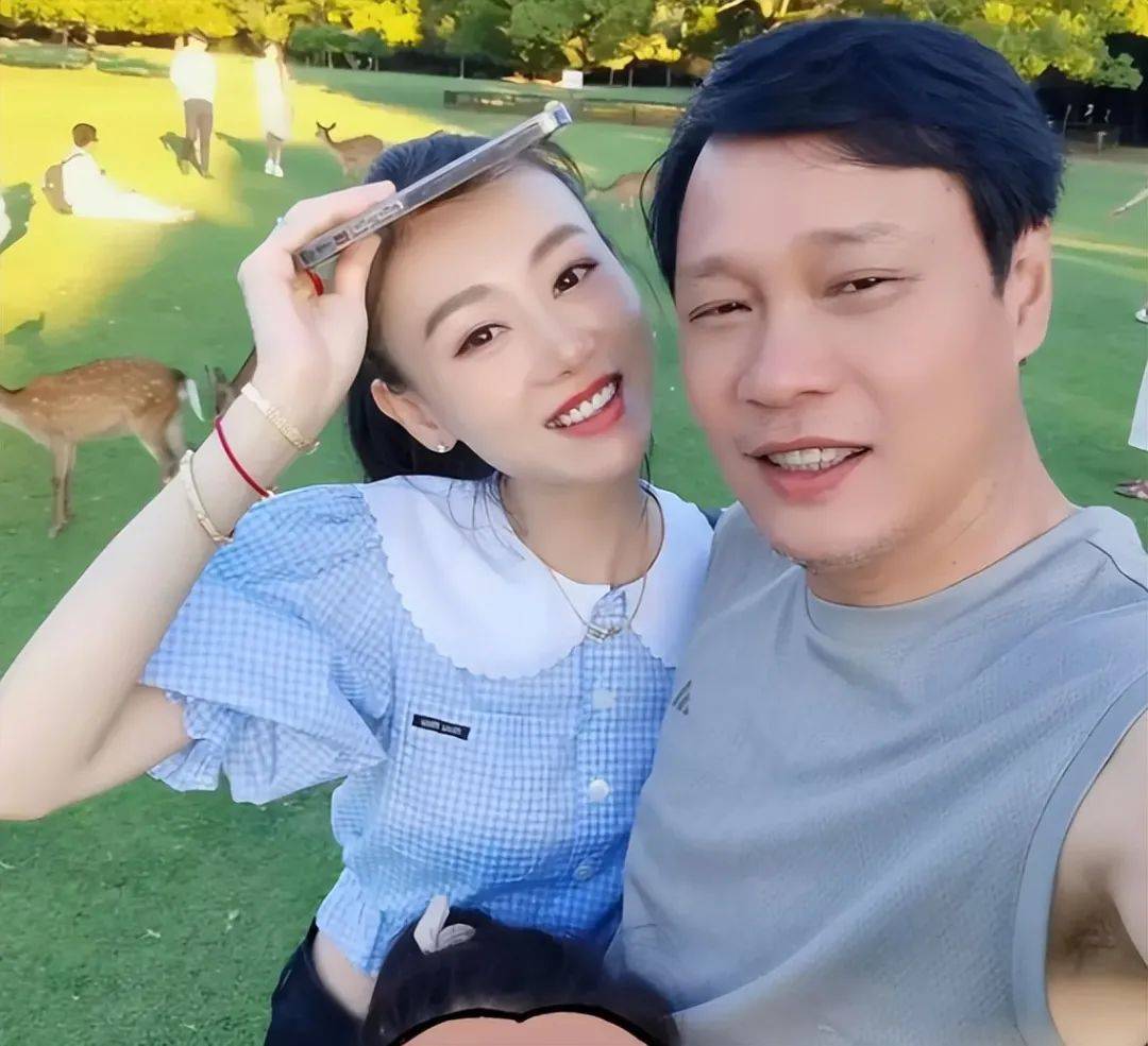 范志毅带小17岁娇妻外出女方惊艳美到发光夫妻被误认为是父女