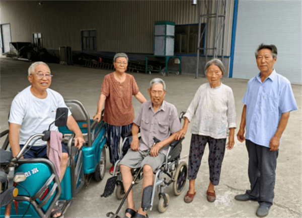 爱心接力!大垛镇老夫妇高温天为八旬老翁撑起“遮阳伞” (图3) 爱心接力!大垛镇老夫妇高温天为八旬老翁撑起“遮阳伞” (图3)