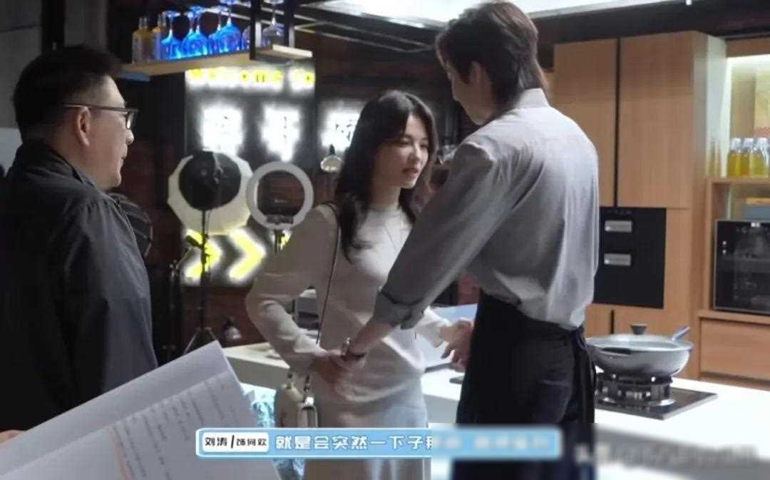 刘涛与小鲜肉拍吻戏,亲到腿软大笑不停,网友:有点尴尬