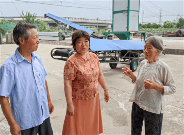 爱心接力!大垛镇老夫妇高温天为八旬老翁撑起“遮阳伞” (图4) 爱心接力!大垛镇老夫妇高温天为八旬老翁撑起“遮阳伞” (图4)