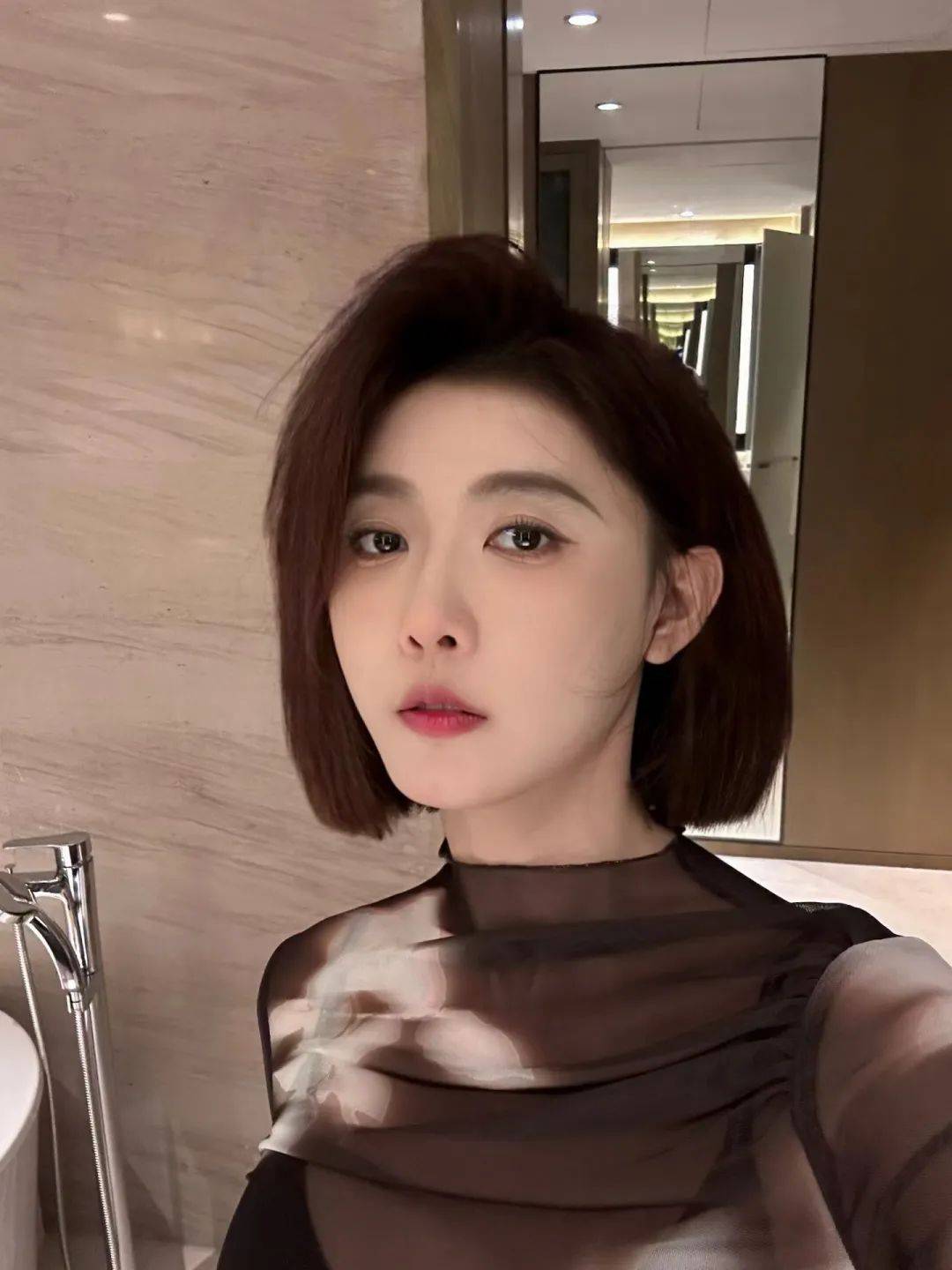 聂小雨也玩起了"丝里丝",太奔放了!