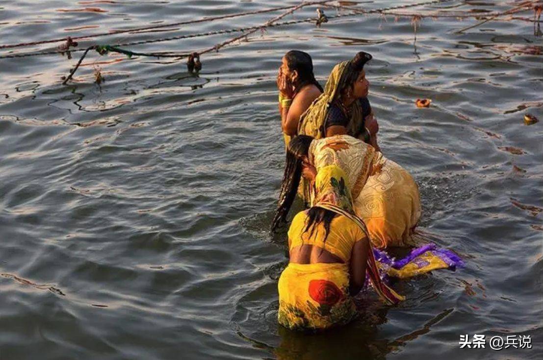 老兵走进印度:恒河浸泡尸体,印度人为何毫不介意下水沐浴?