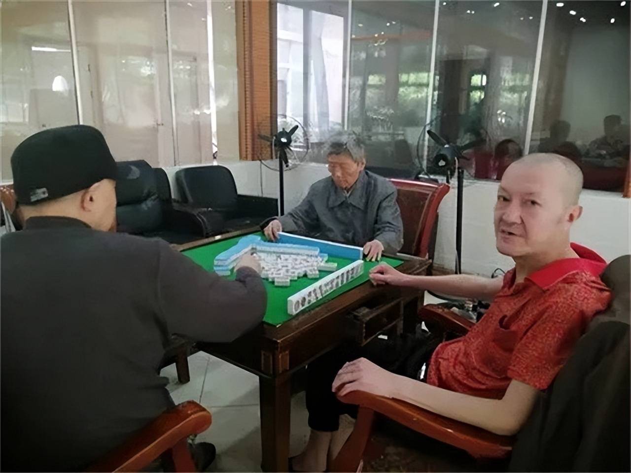 重庆麻将馆:座无虚席,一堆人天天打牌,他们是靠什么谋生的?