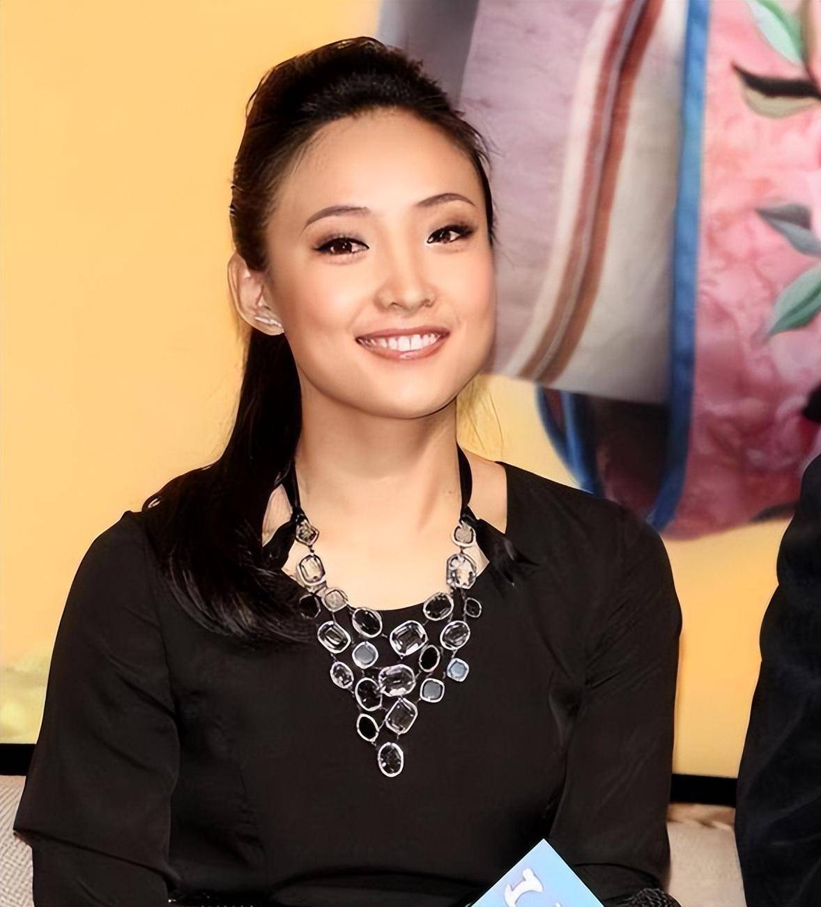 2012年,有媒体爆料,演员白静死于自己家中,去世的原因是因为被潜伏